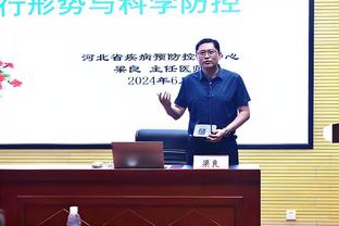 跨界联动！维尼修斯送詹姆斯球衣 后者回送签名一份